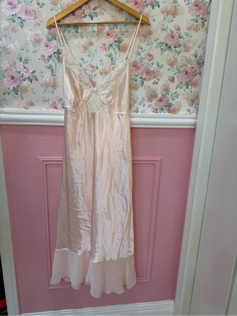 American Vintage Light Pink Satin Lace-Trim Chemise